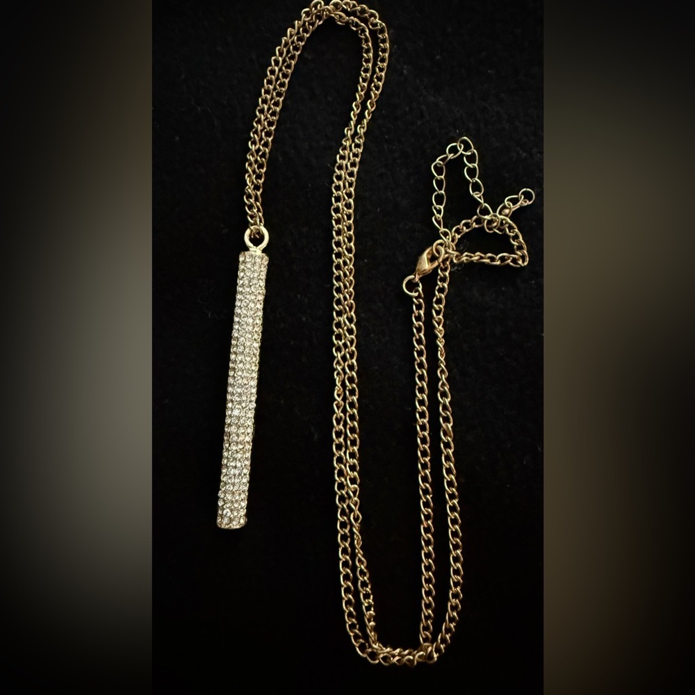 GOLD-TONE LONG BAR PENDANT NECKLACE SPARKLY ONE SIDE HEART CUTOUTS OTHER SIDE